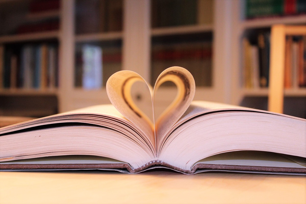Розгорнута книжка зі сторінками у формі серця
